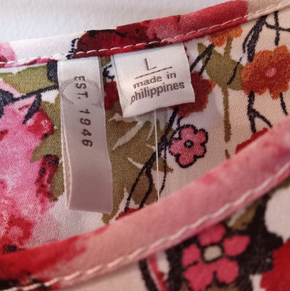 EST. 1946 size large color is pinks, cream and green. Has a floral design - Picture 5 of 8